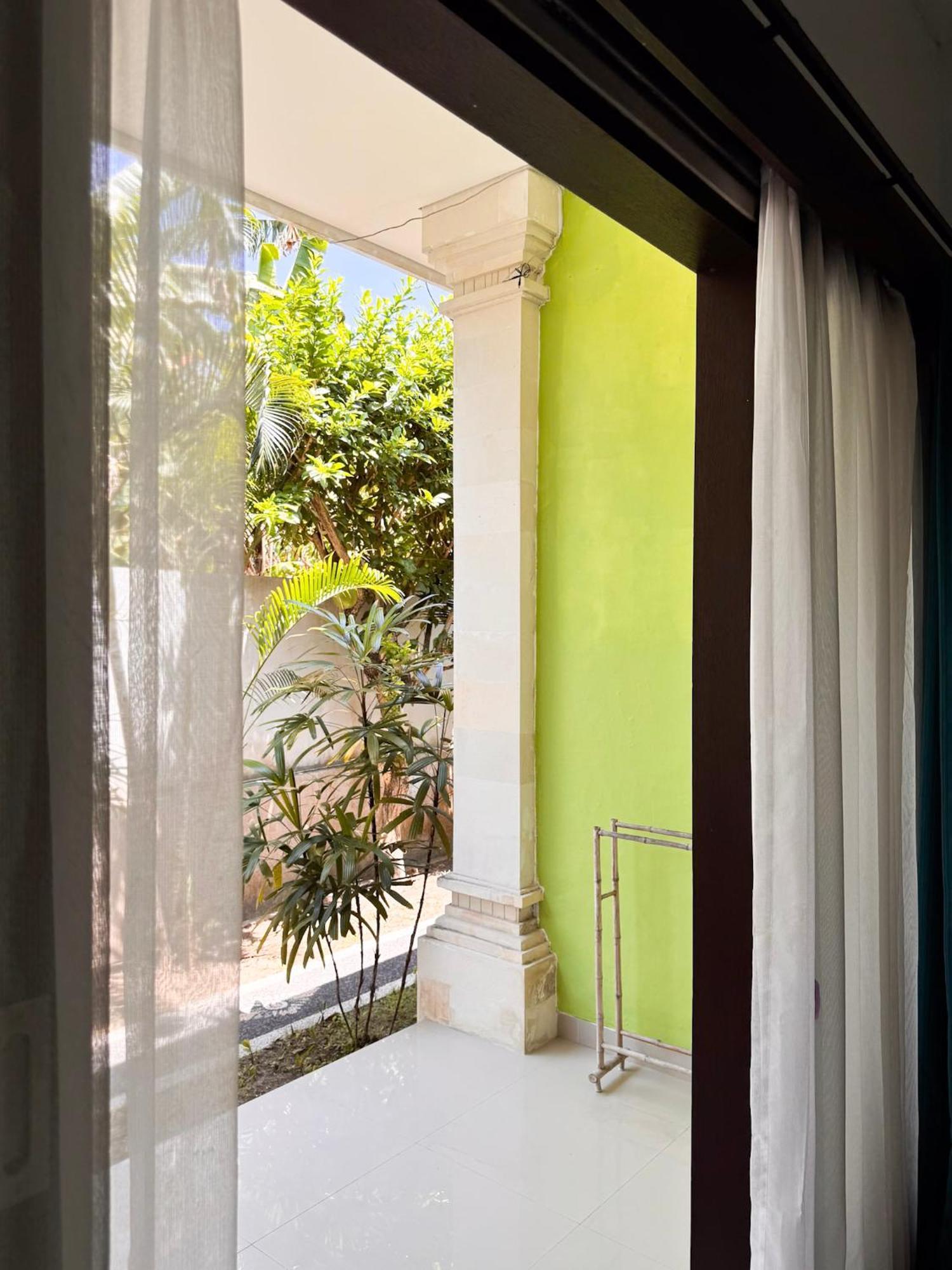 Urban Jungle Beach House Canggu  Exterior photo